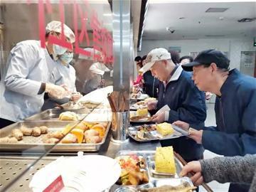 智慧養(yǎng)老飛入尋常百姓家！青島市北有137處居家養(yǎng)老服務(wù)站(圖1)