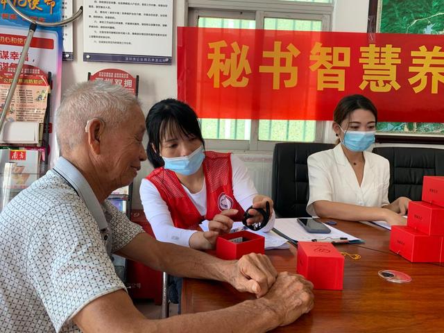 智慧養(yǎng)老·助力幸福 石井社區(qū)配備智能手表(圖1) 智慧養(yǎng)老·助力幸福 石井社區(qū)配備智能手表(圖1)